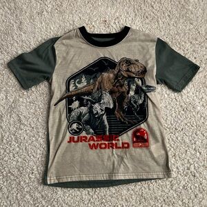 boys jurrasic world pajama shirt. grey/green. size 6/7.